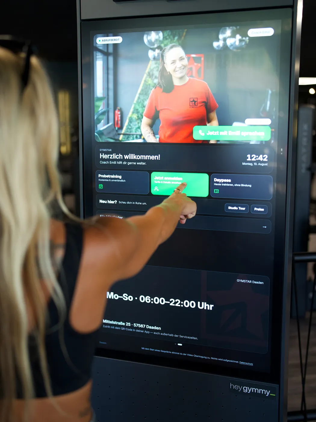 Mitglied nutzt das Gymmy Terminal und spricht mit einem Coach